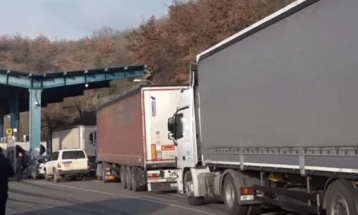 Српски медиуми: Возачи на камиони од Јариње и мештани го блокираа патот Косовска Митровица - Рашка