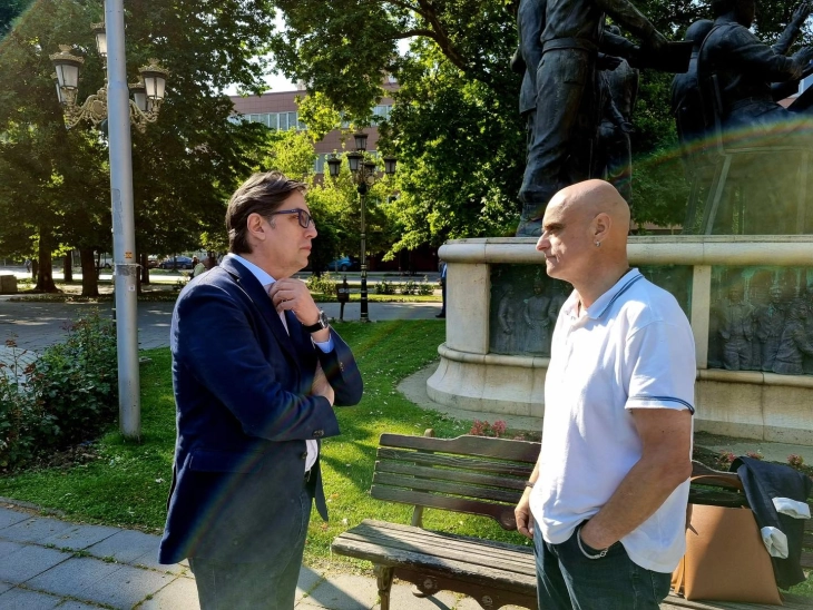 Пендаровски го посети активистот Суад Мисини кој штрајкува со жед и го потпиша указот на Законот за матична евиденција