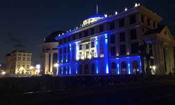 МНР осветлено во сина боја по повод Светскиот ден на бегалците