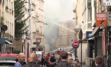 Пожарот во Париз ставен под контррола, повреени најмалку 25 луѓе