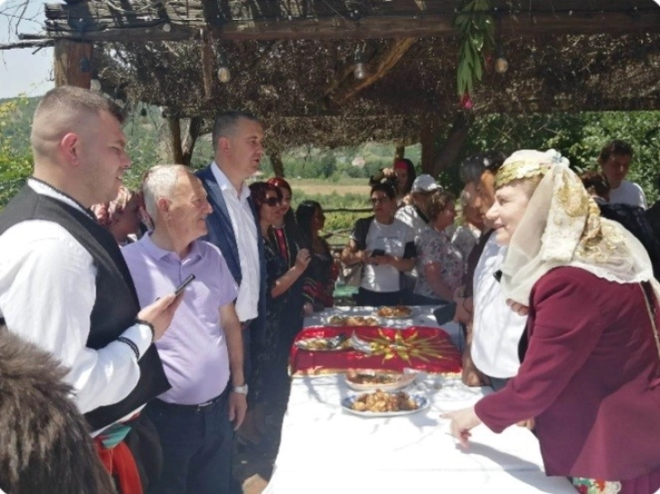 Македонско традиционално јадење и народна носија од Мала Преспа претставени на настан во Тирана