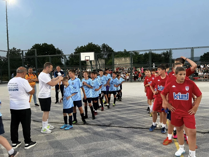 Почна Ноќен турнир во мал фудбал Ратае, изградена трибина за следење на натпреварите