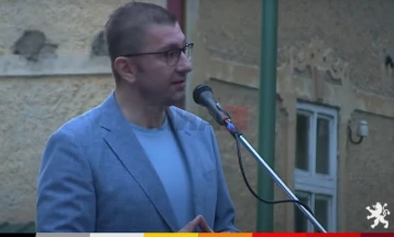 Мицкоски: Нема да има уставни измени по бугарски диктат, сите 44 пратеници се како едно