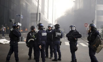 Трета ноќ протести и немири во Франција