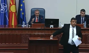 Пратениците од ВМРО-ДПМНЕ излегоа од седницата со пратенички прашања, ќе се вратат кога ќе почнат усни прашања