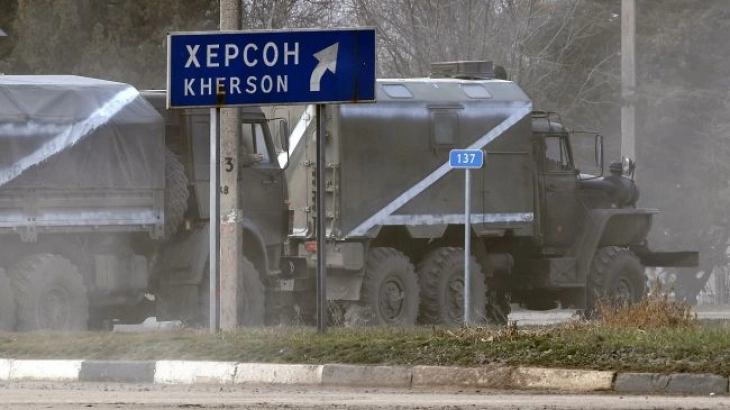 Руски гранати погодија станбена зграда во Херсон, неколку лица повредени