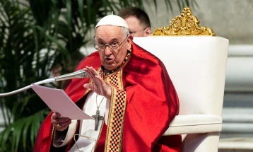 Папата Франциск го осуди палењето на Куранот