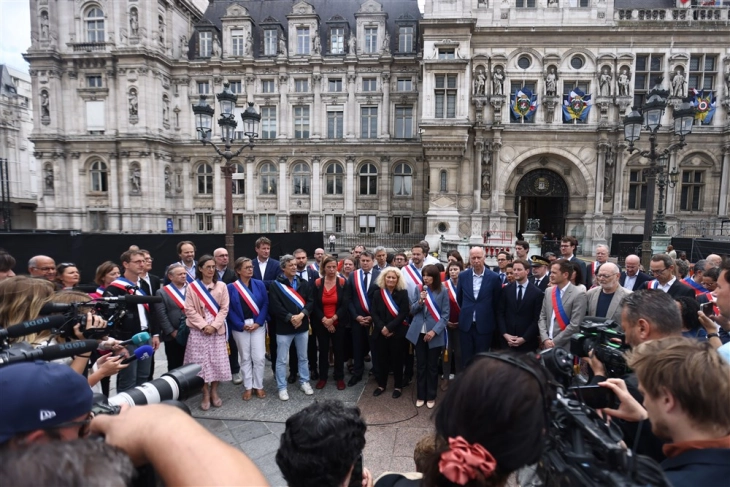 Во Франција почнаа собири пред општинските згради