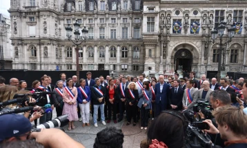 Во Франција почнаа собири пред општинските згради