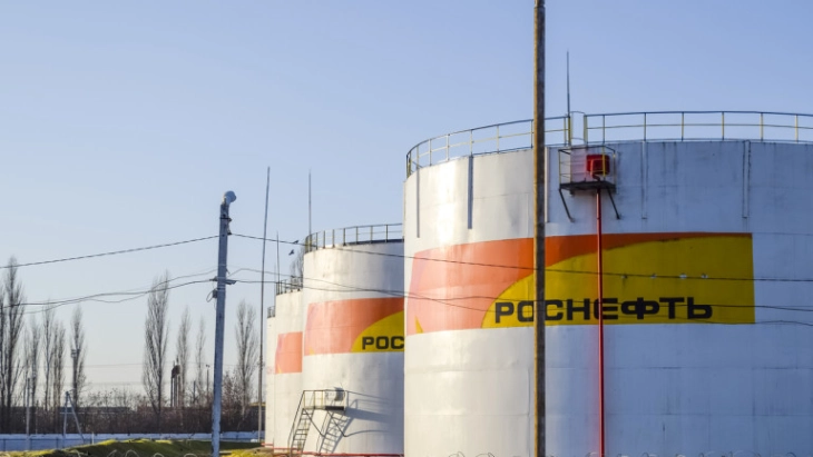 Во Русија оштетен нафтовод, нафтена дамка се заканува на животната средина