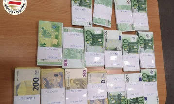 Царинската управа заплени  90 илјади евра на аеродромот во Скопје