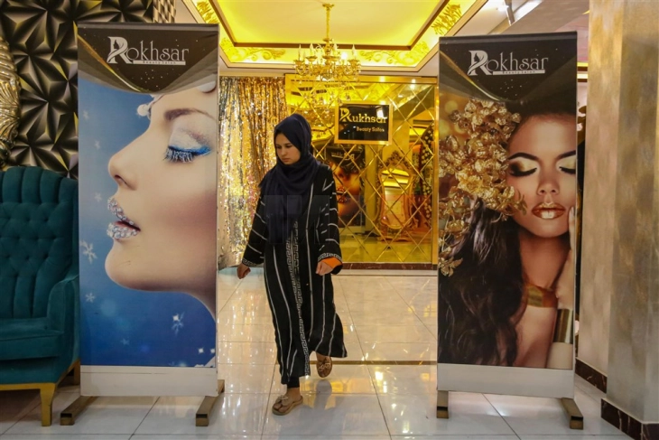 Талибанците тврдат дека ги забраниле козметичките салони бидејќи нуделе услуги кои се забранети во исламот