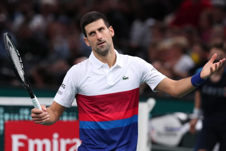 Wimbledon: Novak Djokovic wraps up win over Stan Wawrinka