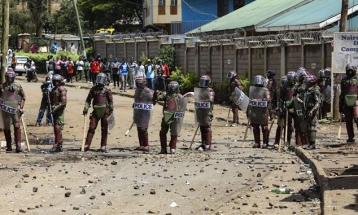 Убиени демонстранти во Кенија, солзавец испукан кон студентите