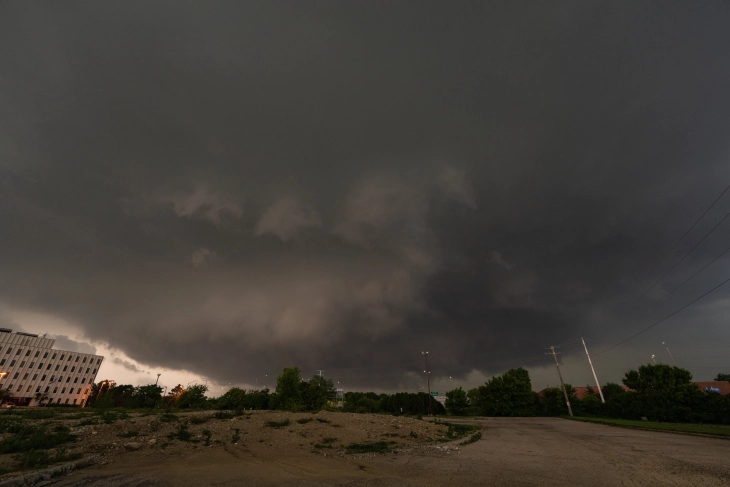 Tornado në Çikago, nuk punojnë aeroportet, mijëra banorë pa rrymë