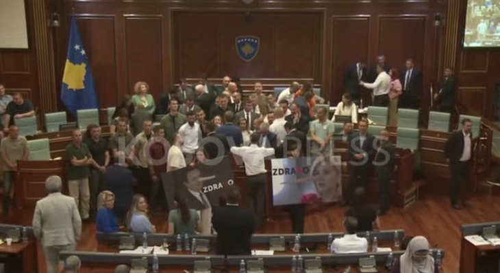 Пратениците на ДПК повторно ја блокираа говорницата на косовскиот Парламент