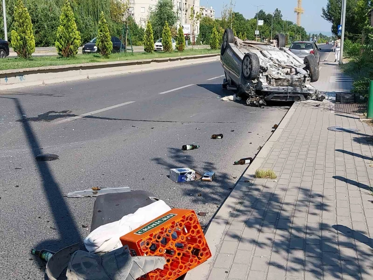 Një automjet në lëvizje është përmbysur në bulevardin 