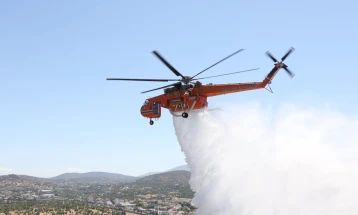Пожарот во близина на Атина ставен под контрола, на Родос сѐ уште е активен