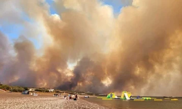 Засега нема македонски државјани кои побарале помош поради големите шумски пожари на Родос