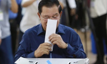 Се очекува на изборите во Камбоџа повторно да победи партијата на премиерот Хун Сен, критичарите тврдат дека изборите се фарса