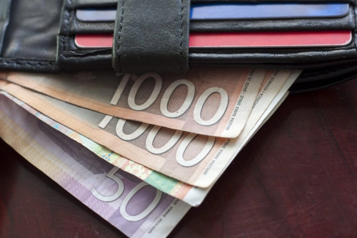 Во Србија просечна плата во мај изнесувала 734 евра, но половина вработени работеле за помалку од 564 евра