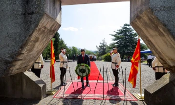 Presidenti Pendarovski vendosi lule para Monumentit të viktimave të tërmetit në Shkup