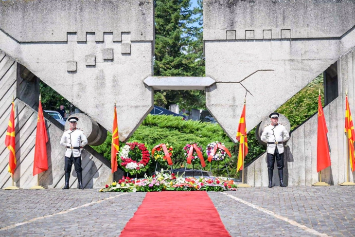 Delegations lay flowers at monument of 1963 Skopje earthquake victims