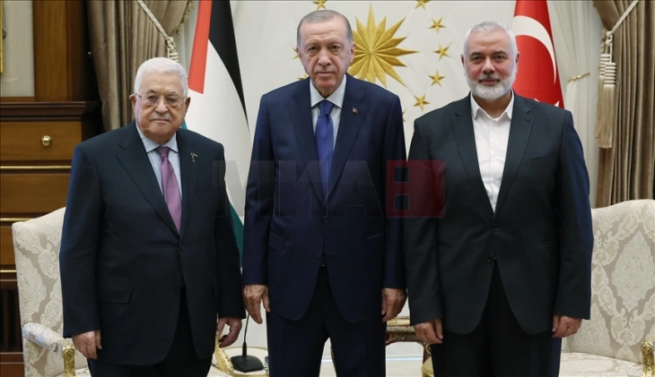 Erdogan uli në tryezë presidentin palestinez, Mahmud Abas dhe liderin e Hamasit, Ismail Hanija