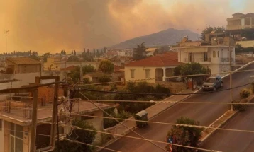 Се разгоре пожарот во близина на грчките градови Волос и Ламиа, зафати и магацин со муниција