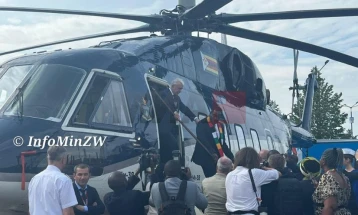 Путин му подари хеликоптер на претседателот на Зимбабве