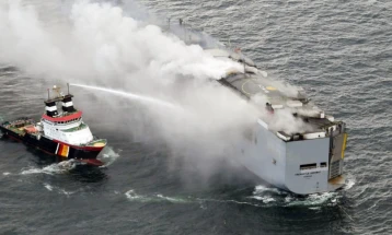 Започна извлекувањето на запалениот брод со автомобили на холандскиот брег