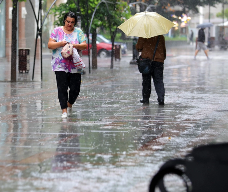 Deri të premten mot me diell, gjatë fundjavës shi dhe rënie e temperaturave