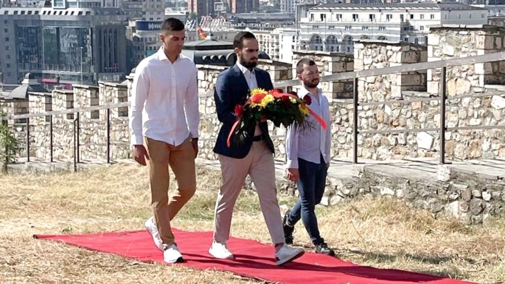 УМС на ВМРО-ДПМНЕ положи цвеќе на споменикот на Слободата - „Сила, слава и победа” на Тврдината Кале во Скопје