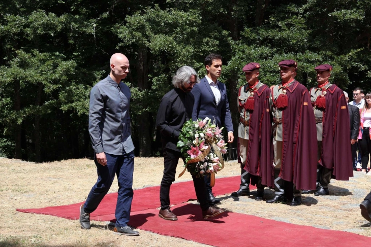 Делегација од Левица, предводена од Апасиев положи цвеќе на Мечкин Камен