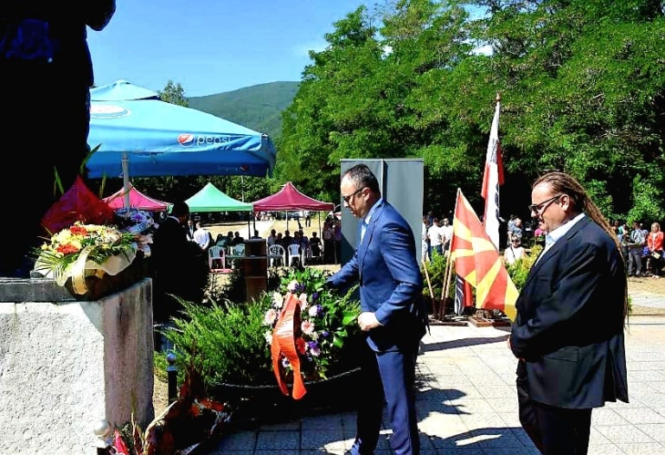 Një delegacion qeveritar me rastin e festës së Republikës - Ilinden vendosi lule në tre memorialet në Smilevë