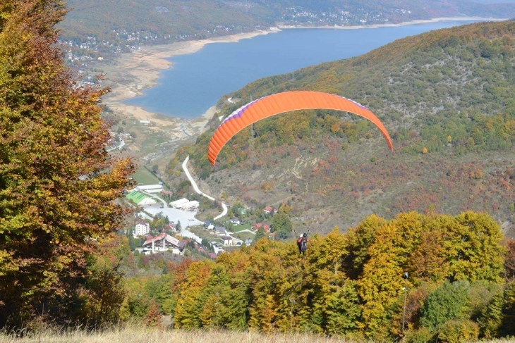 Në Galiçicë po zhvillohet një operacion shpëtimi për paragliderin holandez