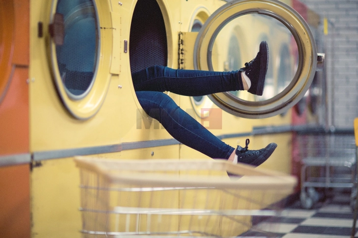 Нечиста машина за перење остава миризба врз облеката