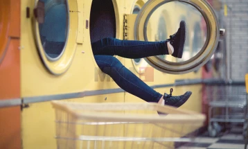 Нечиста машина за перење остава миризба врз облеката