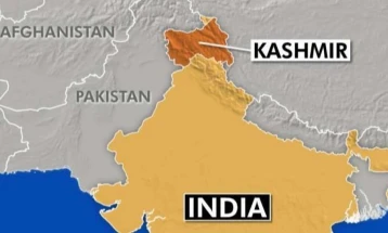 Тројца индиски војници загинаа при пукање во Кашмир