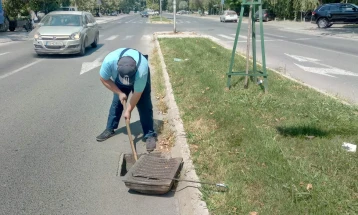 Поради најави за невреме, се расчистуваат сливниците и шахтите на критичните точки и сите подвозници во градот