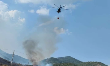 Në zjarrin afër Dojranit po intervenohet me helikopter dhe “Er traktor”