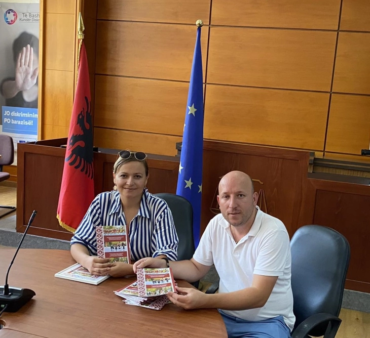 Библиотеката на Комитетот за малцинства во Тирана збогатена со примероци од фото албумот „Народни носии на Македонците во Албанија