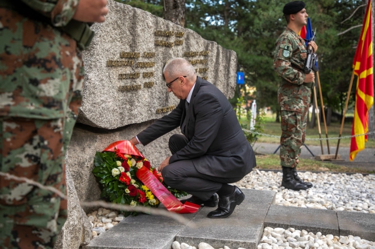 Владина делегација положи цвеќе во чест на загинатите бранители кај Карпалак