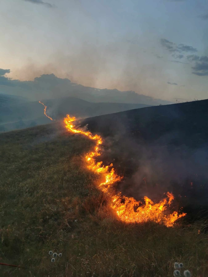 Shuhet zjarri që shpërtheu pasdite afër Sveti Nikollës