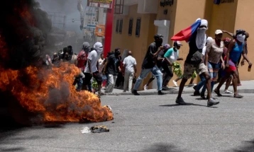 Затворена американската Амбасада во Порт-о-Пренс по вчерашните насилни немири и пукања