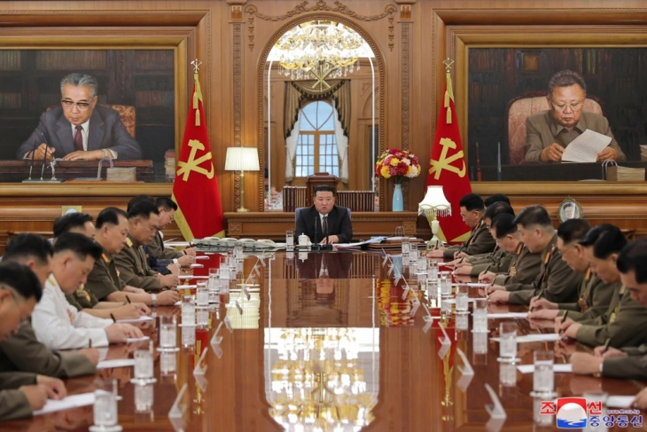 Ким Џонг-ун го разреши началникот на Генералштабот и повика на подготовки за војна