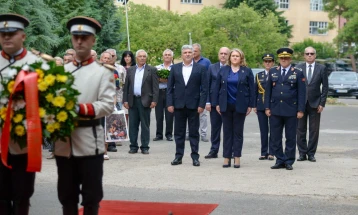 Министерката Петровска положи венец цвеќе во спомен на загинатите бранители кај Љуботенски Бачила