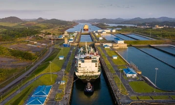 Панамскиот канал пропушта повеќе нерегистрирани бродови во обид да го намали метежот