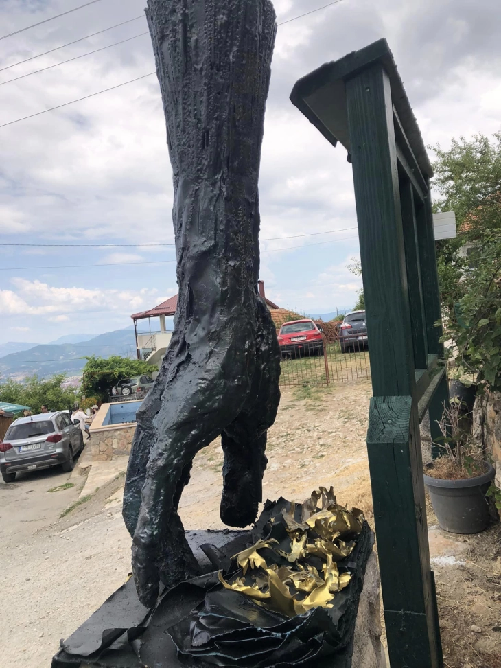 Во Велестово откриена скулптура „Раката на поетот“ од Никола Пијанманов