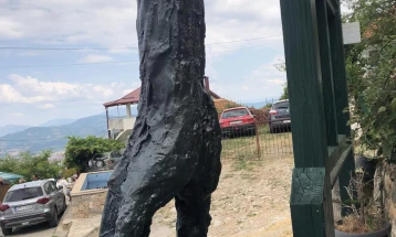 Во Велестово откриена скулптура „Раката на поетот“ од Никола Пијанманов